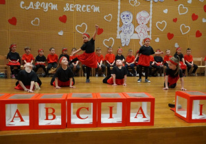 Dziewczynki pokazują zdolności gimnastyczne