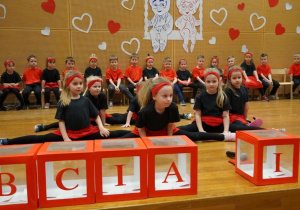 Dziewczynki robią szpagaty