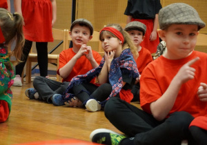 Dzieci improwizują do piosenki