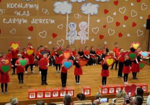 6-latki w układzie z sercami