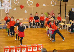 5-latki tańczą z chustkami