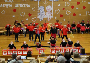 5-latki prezentują się w tańcu