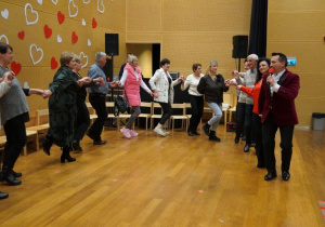 Dziadkowie bawią się na scenie