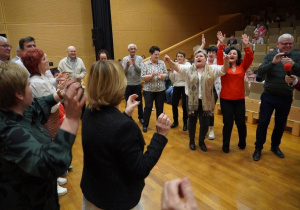 Dziadkowie bawią się na scenie