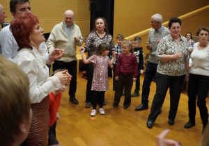 Dziadkowie się bawią