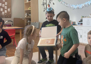 Tymek pokazuje album