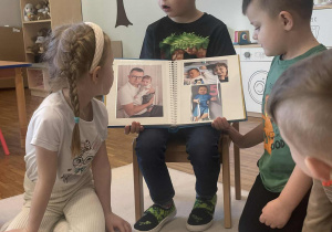 Tymek pokazuje zdjęcia