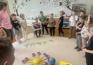 Dzieci śpiewają Sto lat