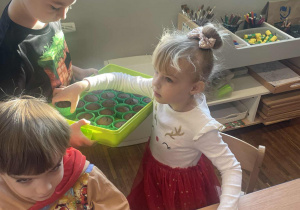 Tymek częstuje babeczkami