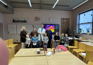 dzieci ze swoimi paniami i uczniami technikum pozują do wspólnego zdjęcia