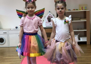 dzieci prezentują się w swoich kreacjach