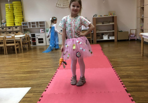 dziecko prezentuje sie w swoim przebraniu