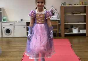 dziecko prezentuje sie w swoim przebraniu