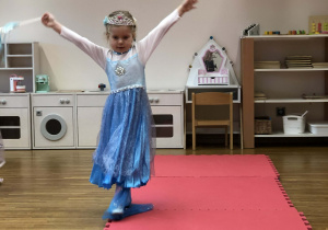 dziecko prezentuje sie w swoim przebraniu