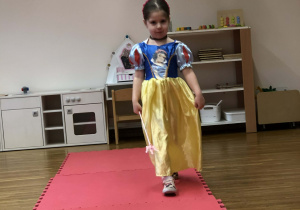 dziecko prezentuje sie w swoim przebraniu