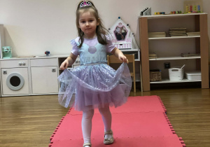 dziecko prezentuje sie w swoim przebraniu