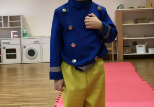 dziecko prezentuje sie w swoim przebraniu