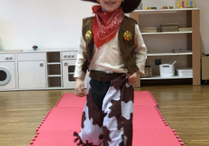 dziecko prezentuje sie w swoim przebraniu