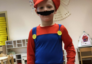 dziecko prezentuje sie w swoim przebraniu