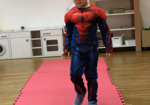 dziecko prezentuje sie w swoim przebraniu