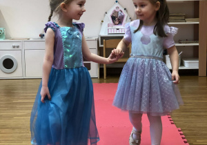 dzieci prezentują się w swoich kreacjach