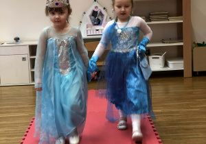 dzieci prezentują się w swoich kreacjach