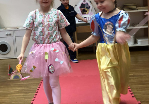 dzieci prezentują się w swoich kreacjach