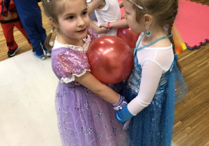 dzieci tańczą z balonami