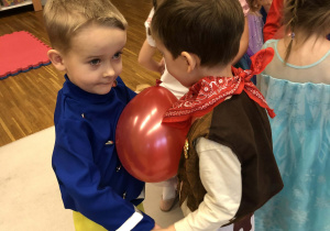 dzieci tańczą z balonami