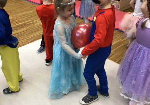 dzieci tańcza z balonami