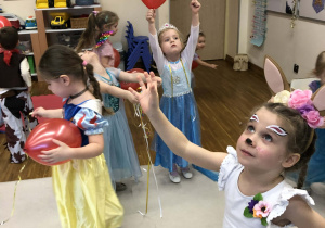 dzieci tańcza do muzyki