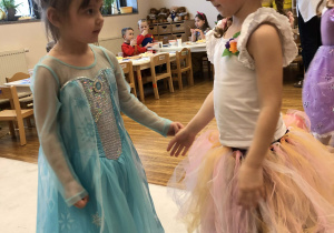 dzieci tańcza do muzyki