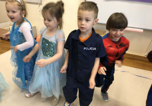 dzieci tańcza do muzyki