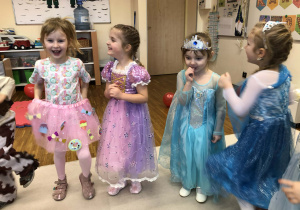 dzieci tańcza do muzyki