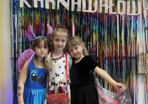 Dziewczynki pozują do zdjęcia