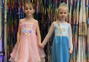 Dziewczynki w strojach pozują do zdjęcia