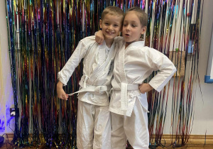 Chłopcy w strojach karateków