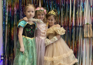 Dziewczynki w strojach księżniczek