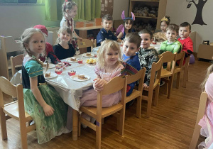 5-latki podczas poczęstunku