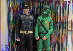 Chłopcy w strojach superbohaterów