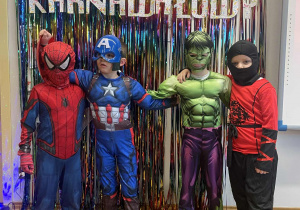 Chłopcy w strojach superbohaterów