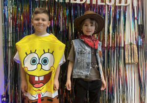 Chłopcy w przebraniach