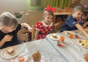 Dzieci podczas poczęstunku