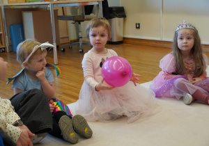 dziewczynka trzyma balon