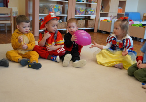 chłopiec podaje balon