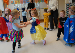 dzieci tańczą w parach