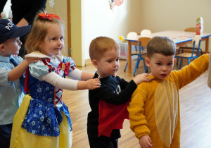 dzieci trzymają się za ramiona