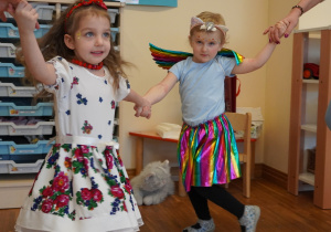 dziewczynki trzymają się za ręce