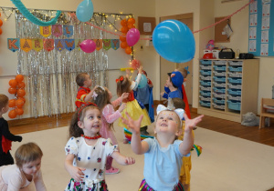 dzieci bawią się balonikami