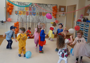 dzieci tańczą z balonami